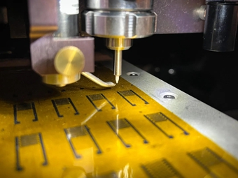 人工神经元成功与活脑细胞“对话”