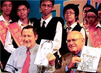 首师大附中学生为两科学家现场素描