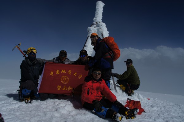 陈刚和营员一起登顶.JPG